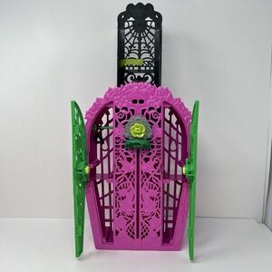 Monster High Venus McFlytrap Skulltimate Garden Mysteries Locker